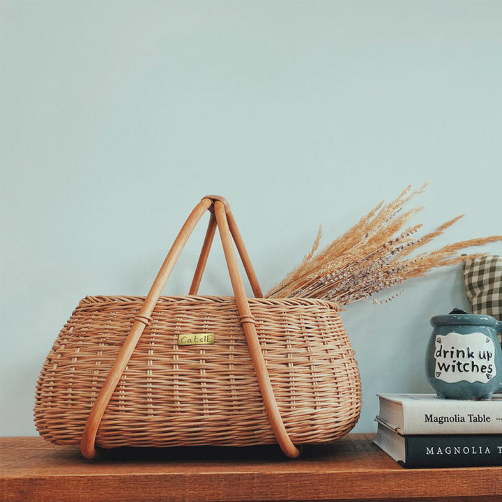Handmade basket with ergonomic handle