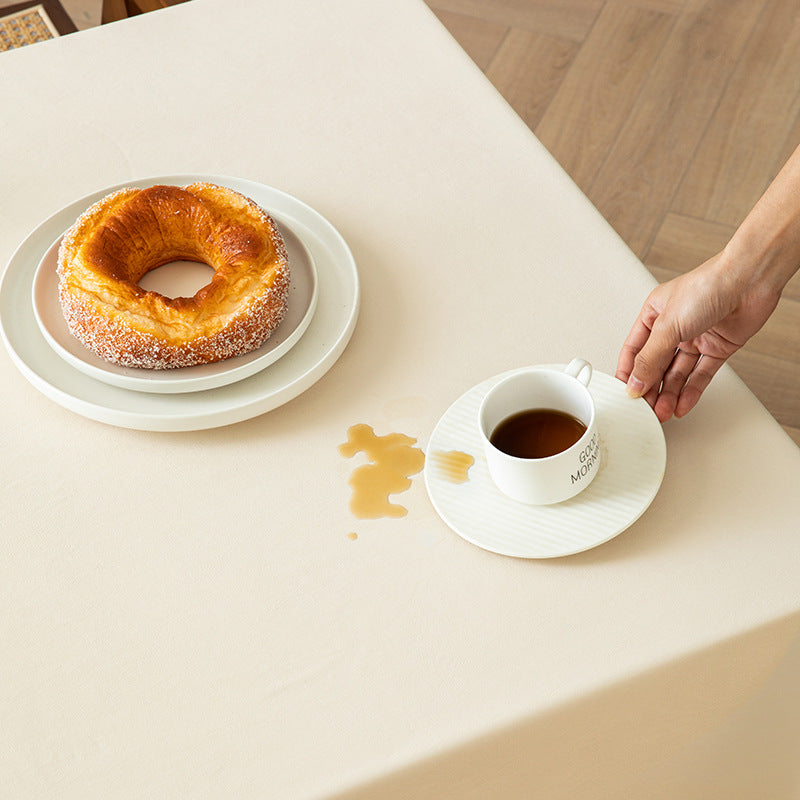 Easy-care rectangular tablecloth made of cotton-polyester with water-repellent coating