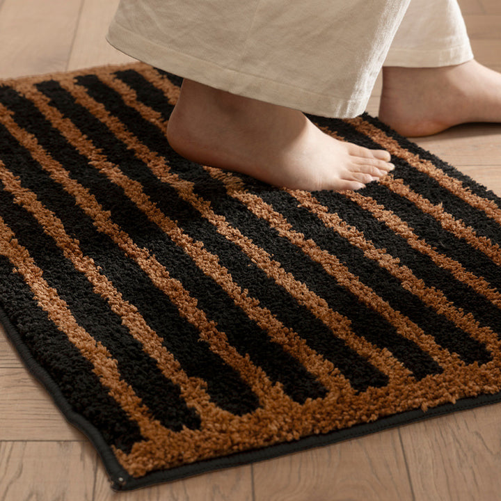 Robust coconut fiber doormat with striped dirt-catching structure and non-slip backing