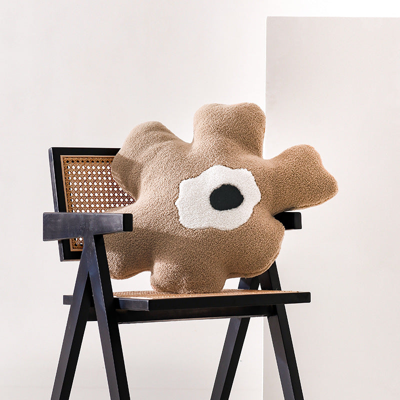 Form cushions made of bouclé with organic sculpture look and contrasting center application