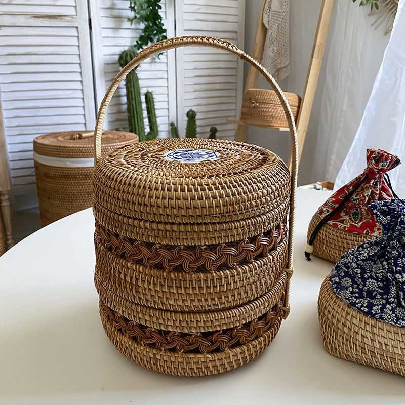 Storage basket with practical lid