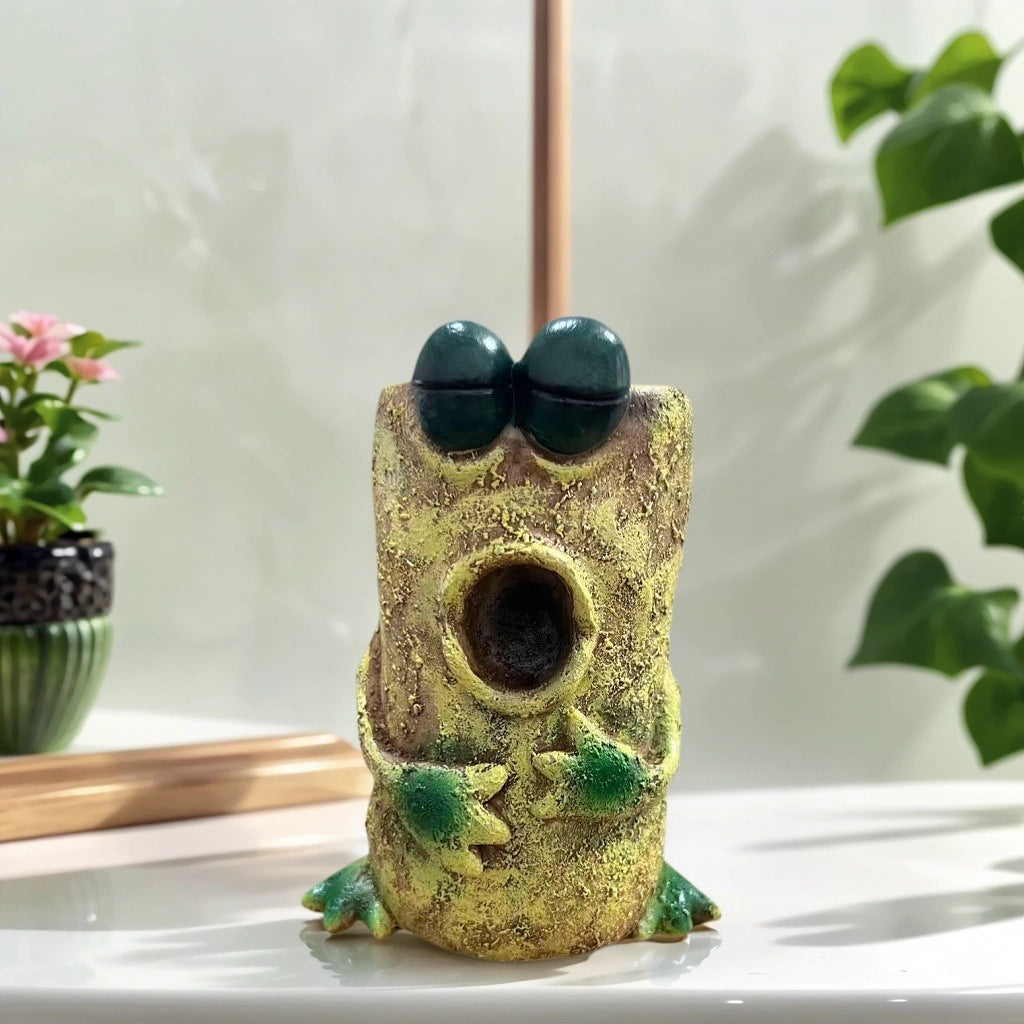 Decorative plant pot in frog design