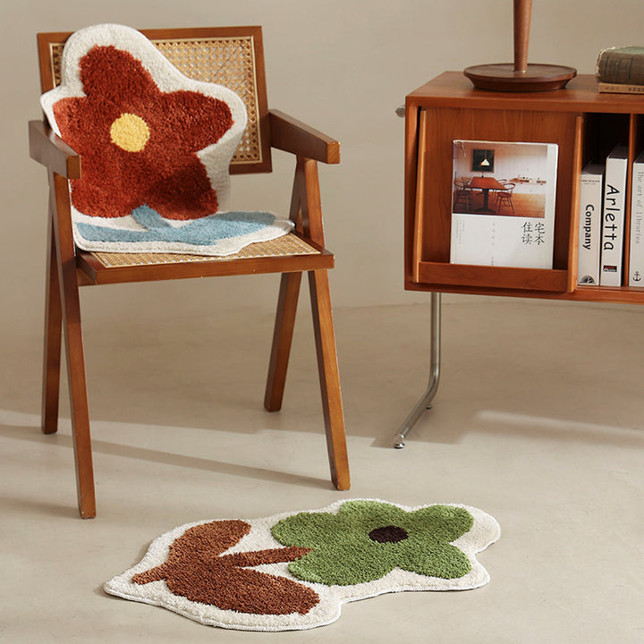 Flower-shaped hand-tufted bath mat with voluminous pile and non-slip latex backing