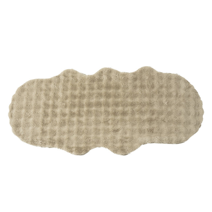 Soft microfiber bathroom runner with wavy edge and non-slip underside