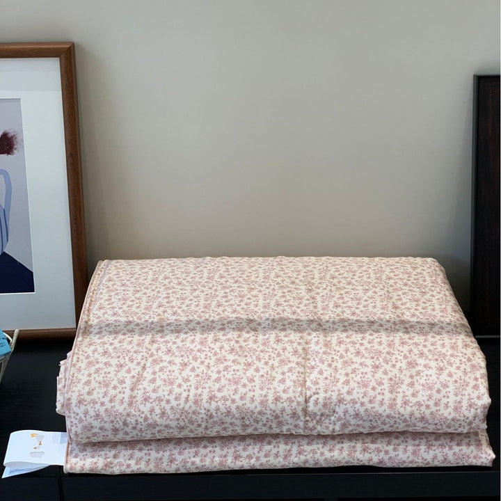 Decorative Floral Pattern Reversible Quilted Blanket Avarnia