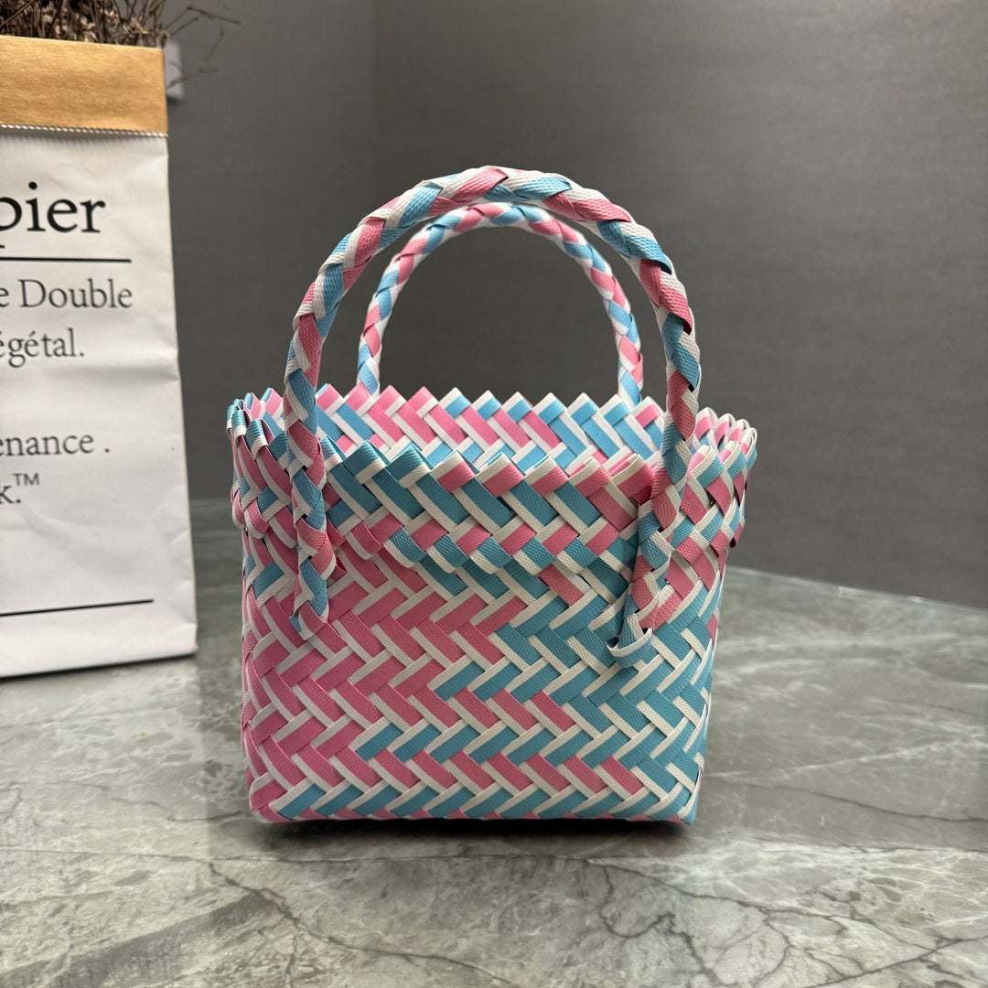 Playful basket bag with bow