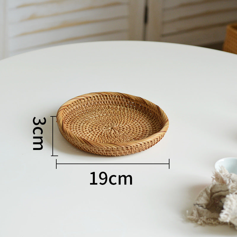 Round serving platter made of braided rattan