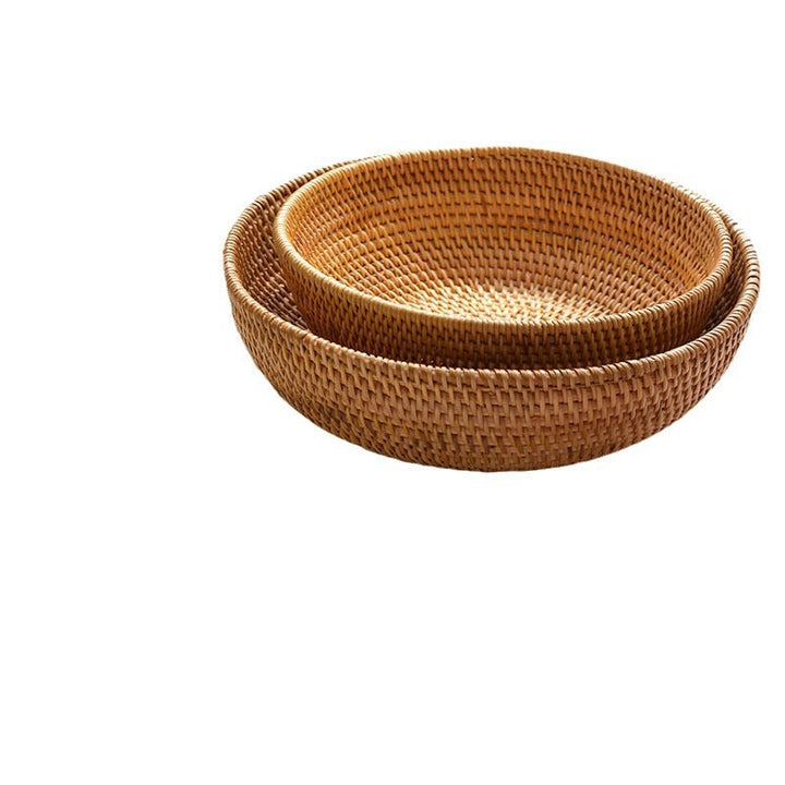Decorative serving plate made of woven natural material