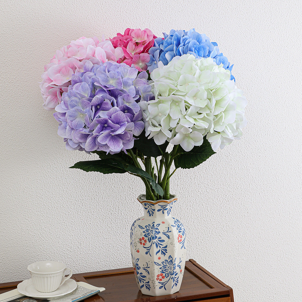 Artificial hydrangea bouquet with detail-loving flowers