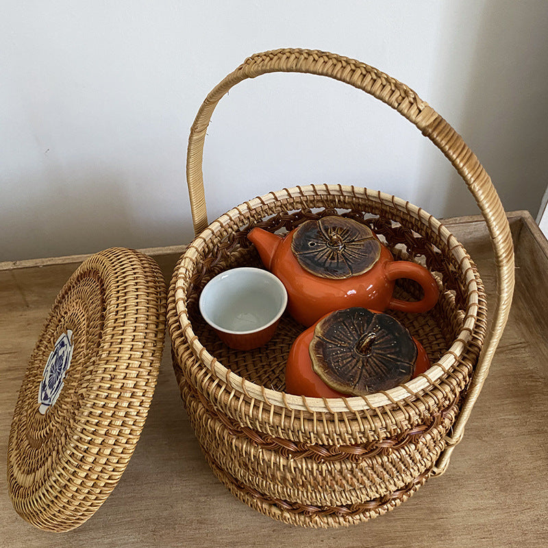 Storage basket with practical lid