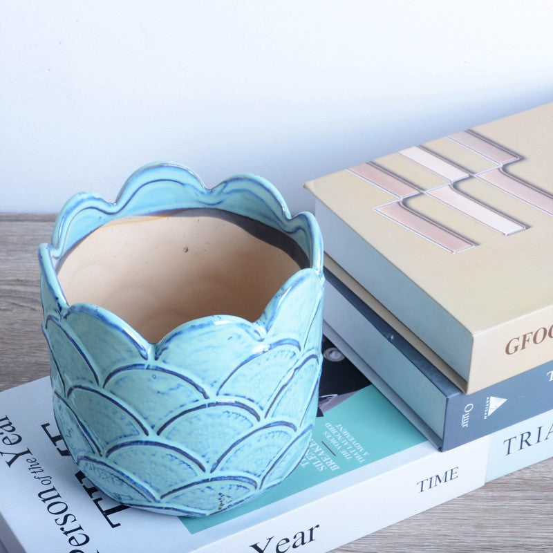 Decorative ceramic pot with sculptural design