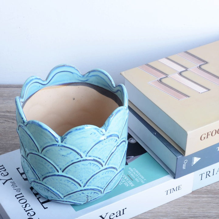 Decorative ceramic pot with sculptural design