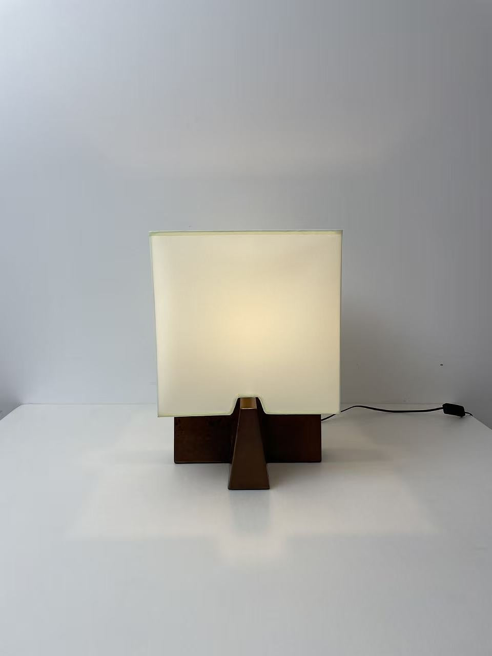 Contemporary table lamp