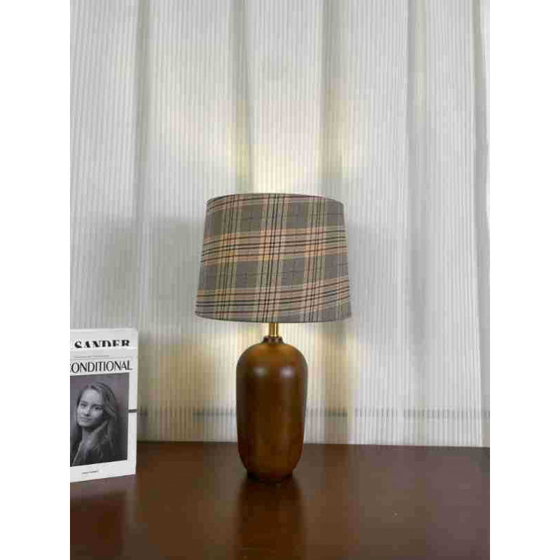 Decorative table lamp with floral design