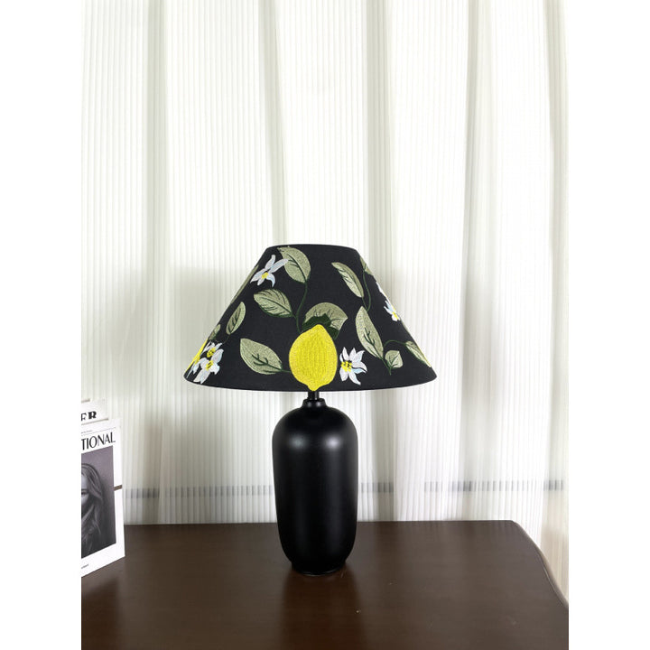 Decorative table lamp with floral design
