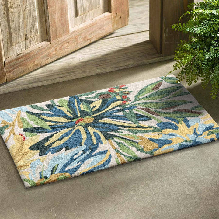 Floral bath mat made of absorbent cotton loop structure with non-slip underside