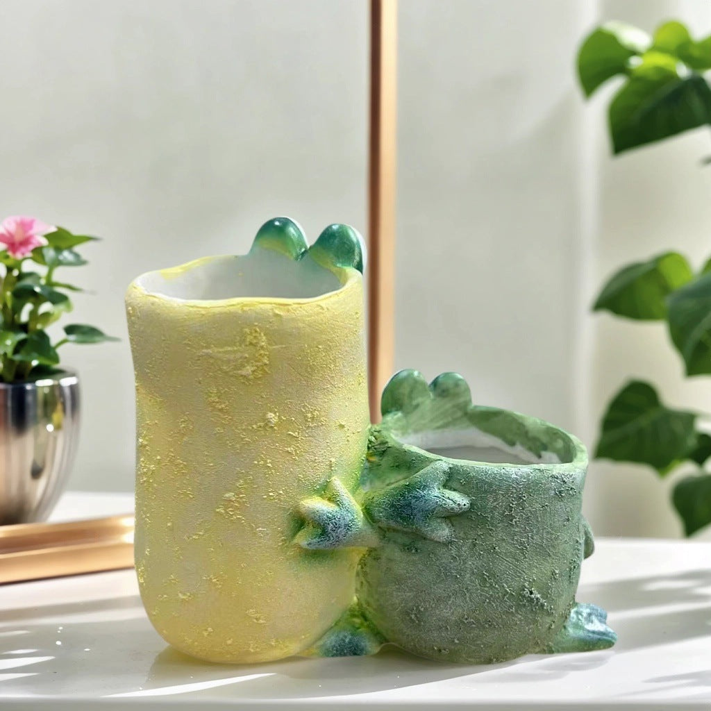 Decorative plant pot in frog design