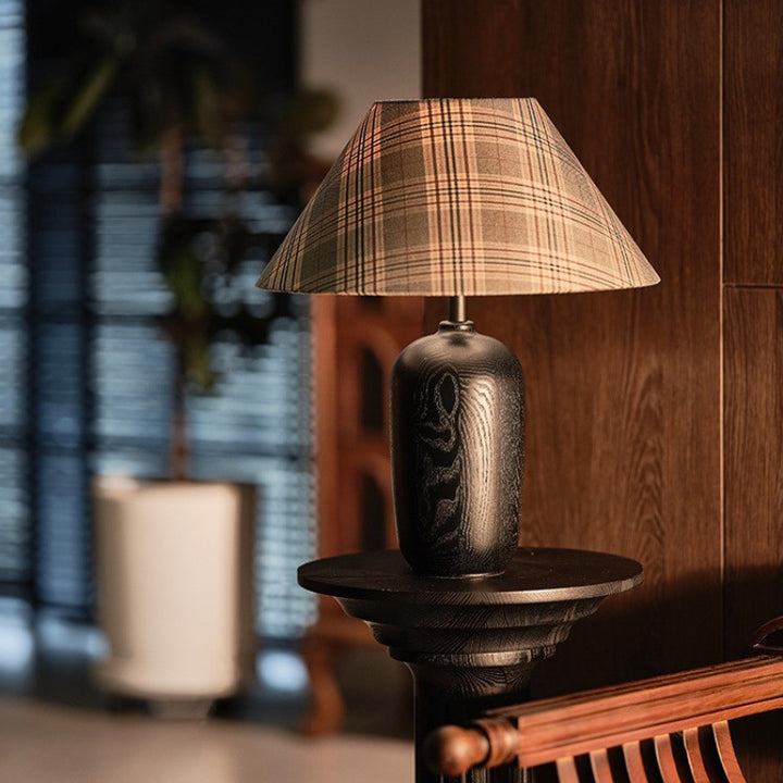 Decorative table lamp with floral design