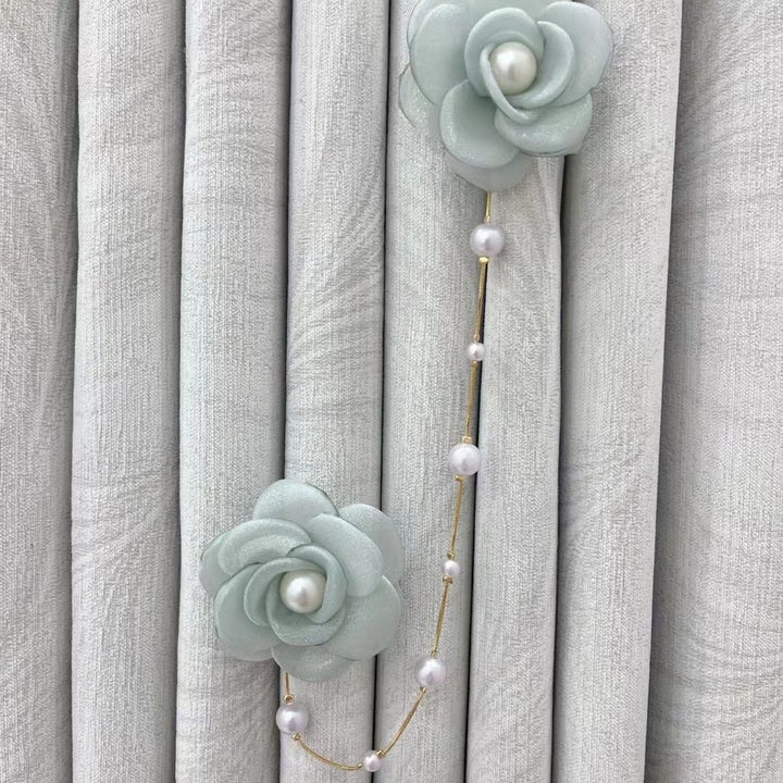 Decorative curtain clip with flower design