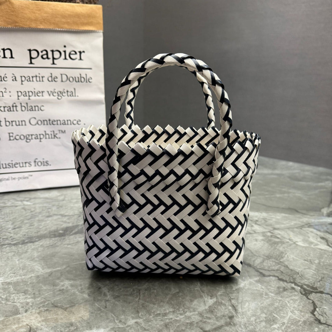 Playful basket bag with bow