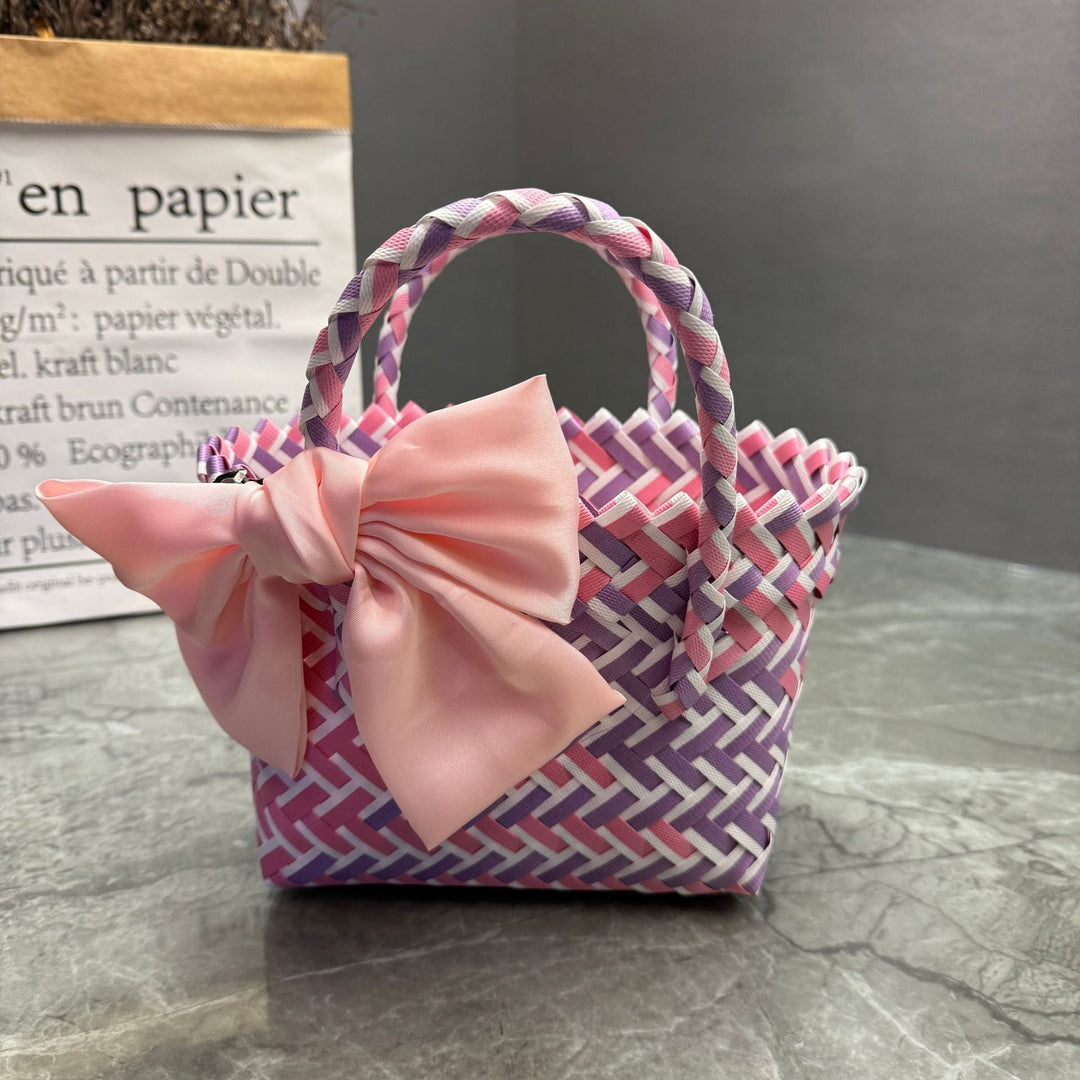 Playful basket bag with bow