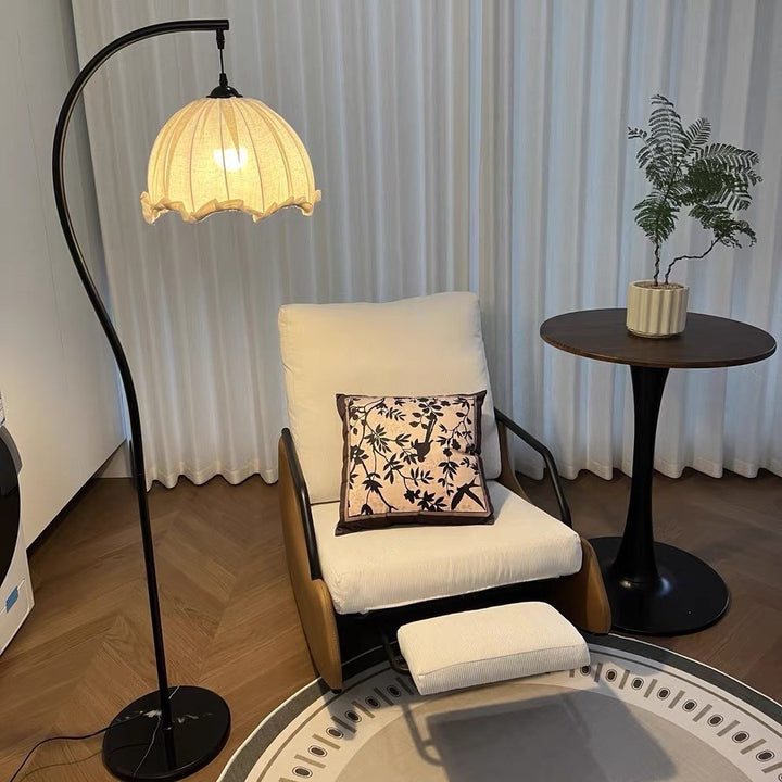 Curved floor lamp
