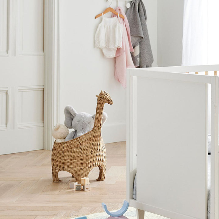 Playful storage basket in giraffe shape