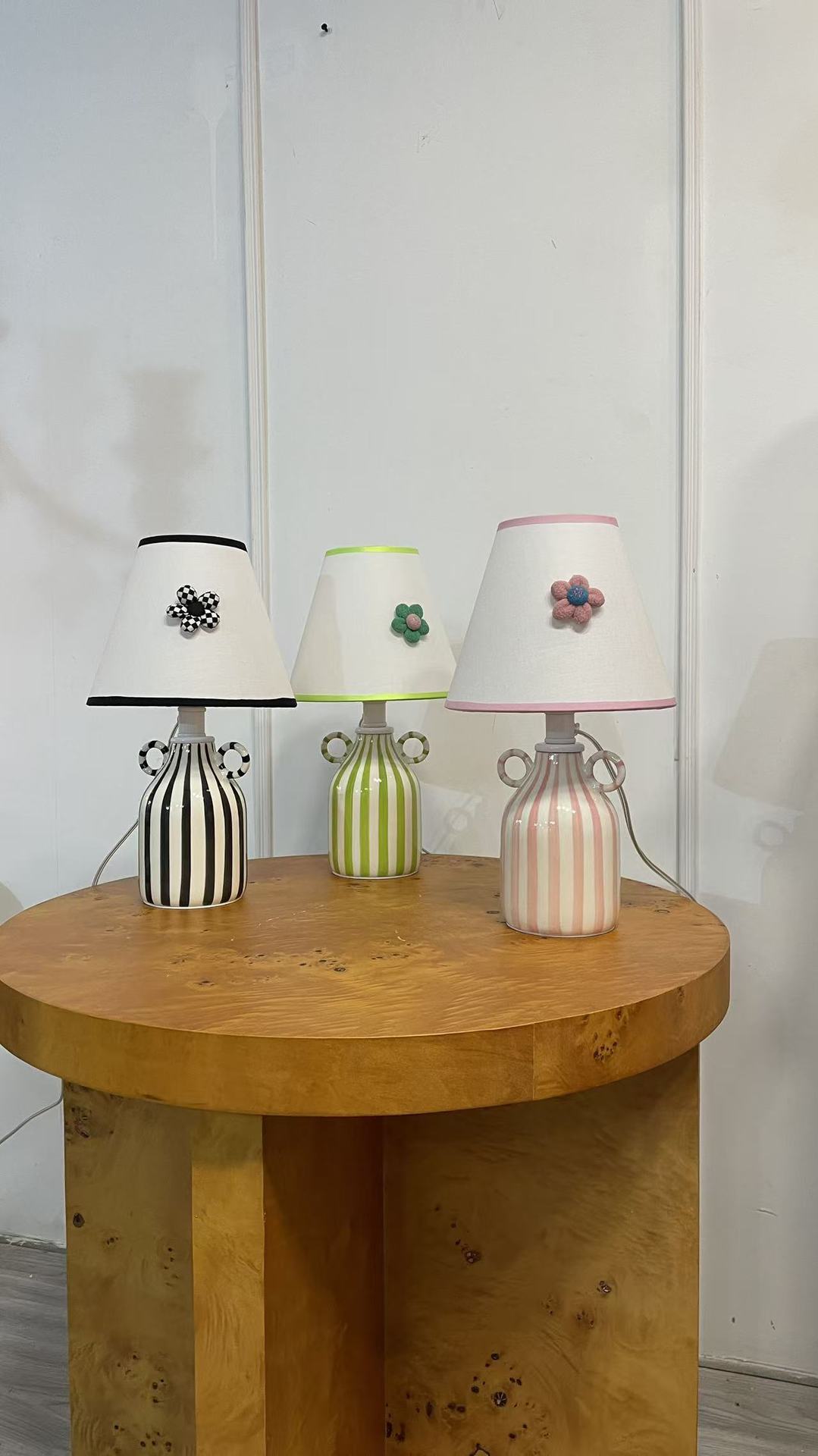 Decorative table lamp with floral detail
