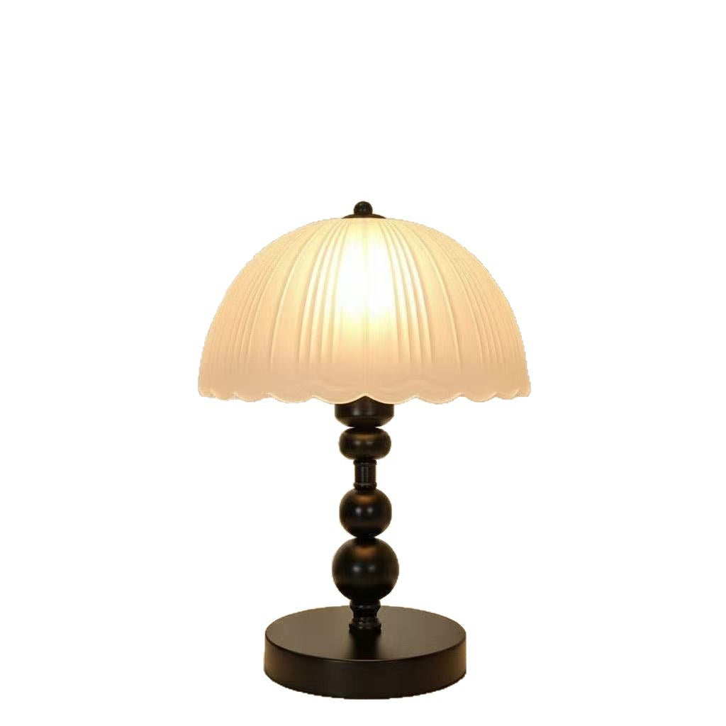 Elegant shell-shaped table lamp