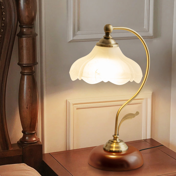 Vintage-inspired glass table lamp