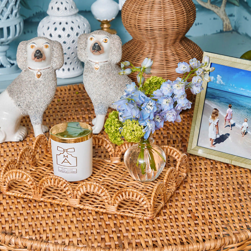 Elegant decoration basket with curved edge