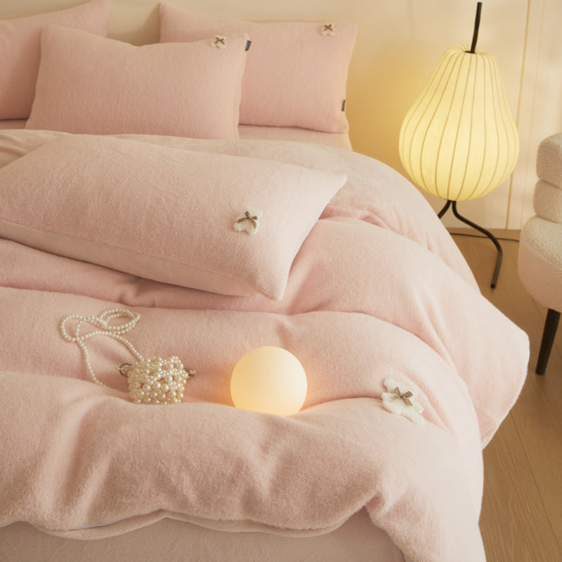 Cozy Decorative Comforter Set Avarnia