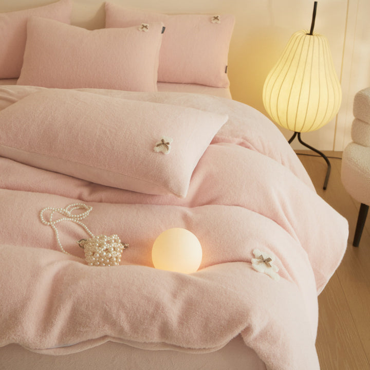 Cozy Decorative Comforter Set Avarnia