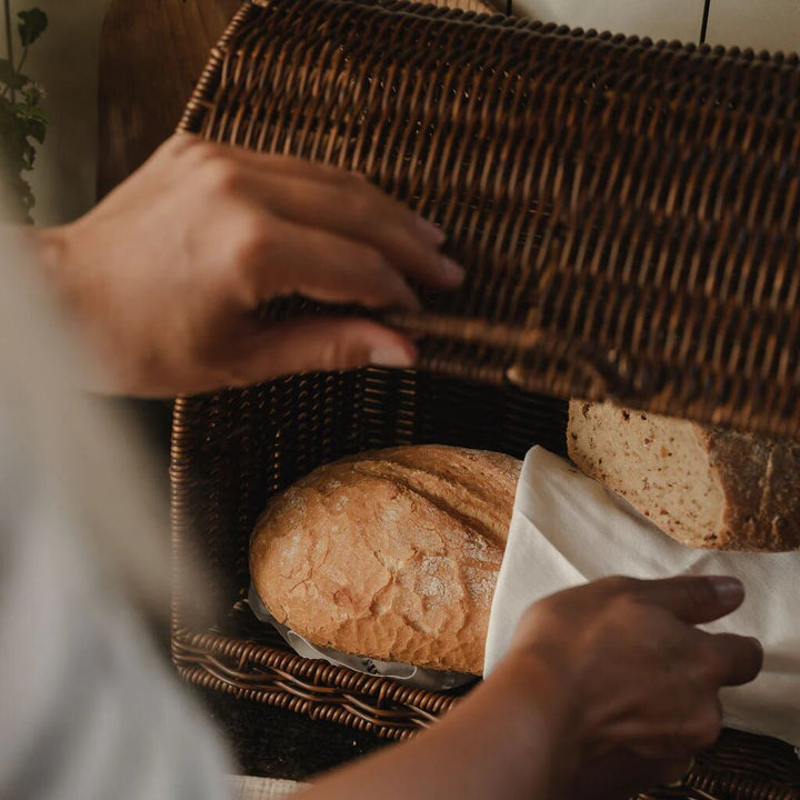 Bread basket with lid
