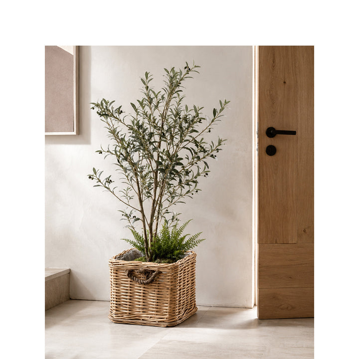 Robust storage basket with reinforced handles
