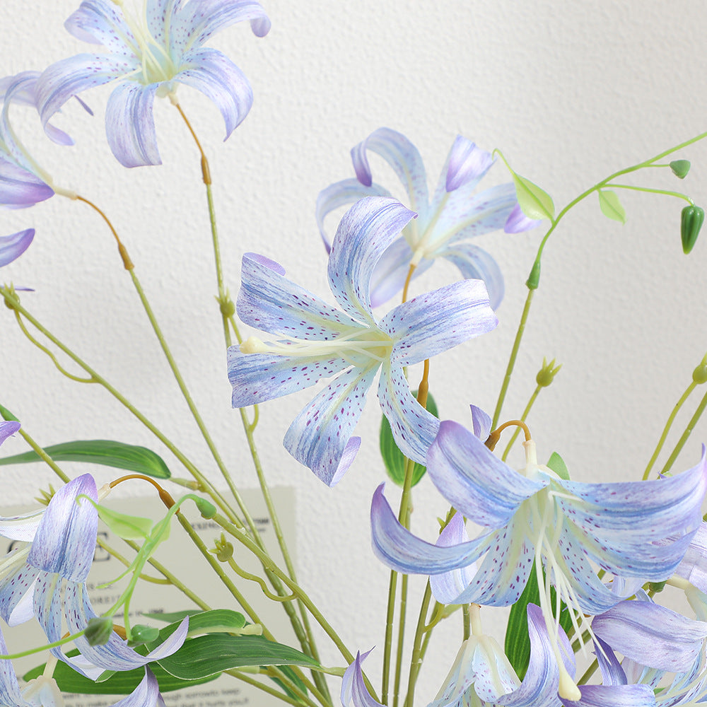 Artificial lily bouquet with detail-loving flowers