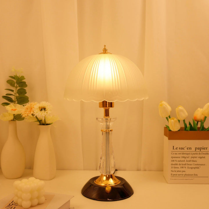 Vintage-inspired glass table lamp