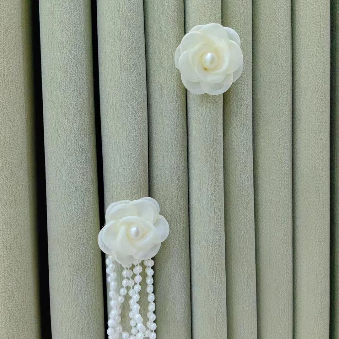 Decorative curtain clip with flower design