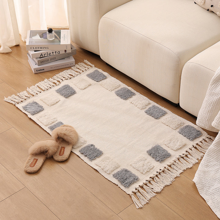 Woven rug in Boho-minimalist style with contrasted tufting and cotton fringes