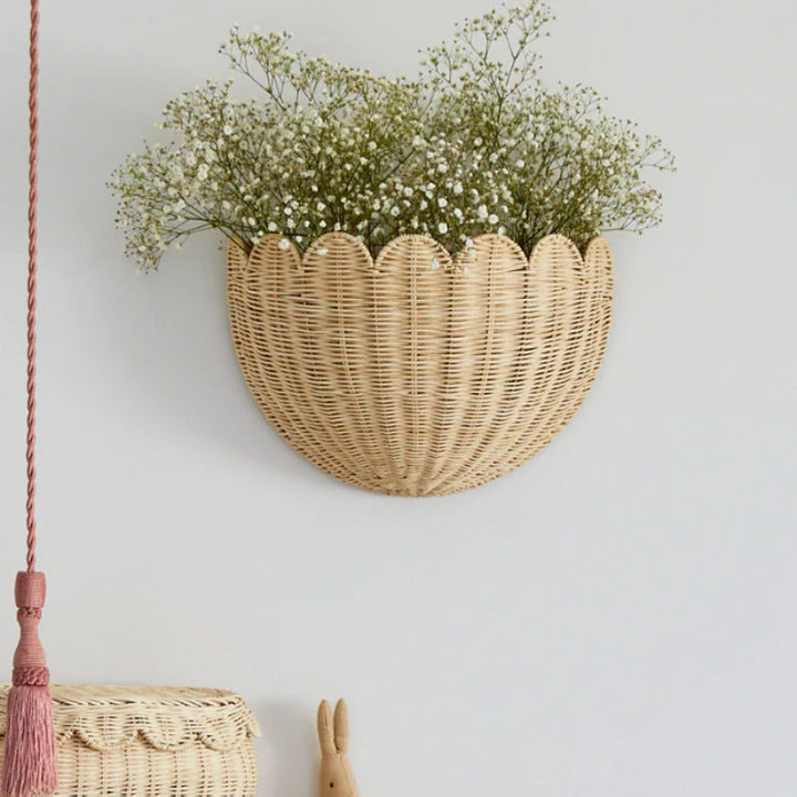 Wall basket in elegant shell design