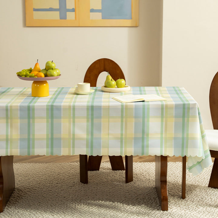 Washable checkered tablecloth with curved hem and water-repellent coating