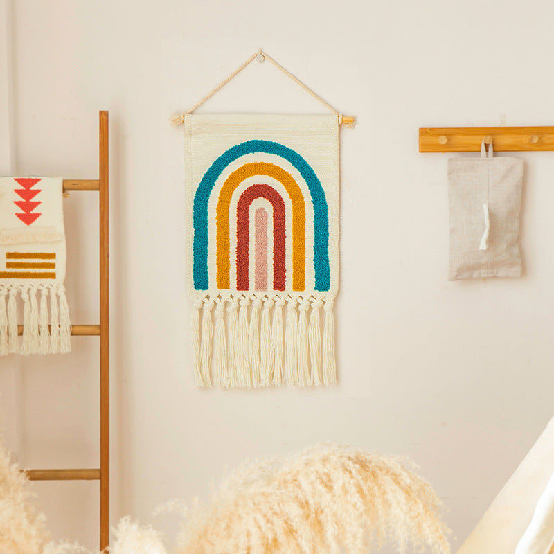 Hand-tufted wall hanging made of cotton with rainbow motif and fringes