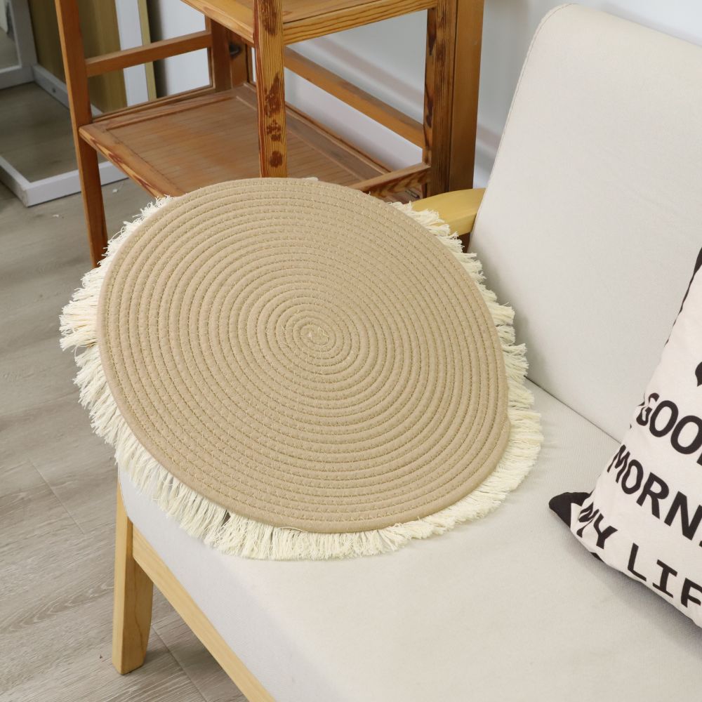 Round rug with fringed design