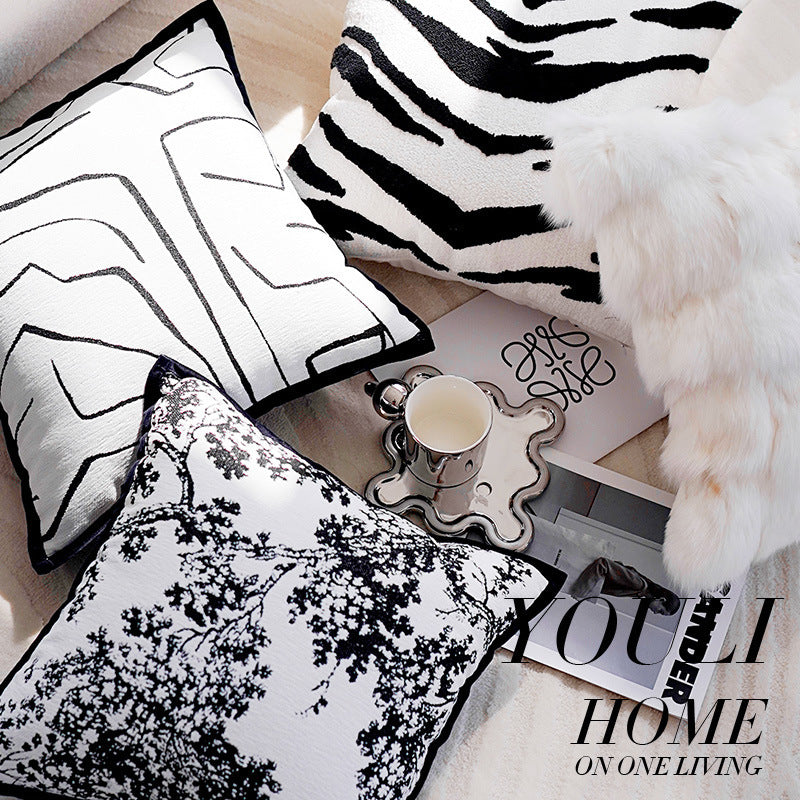 Decorative Houndstooth Pattern Throw Cushion