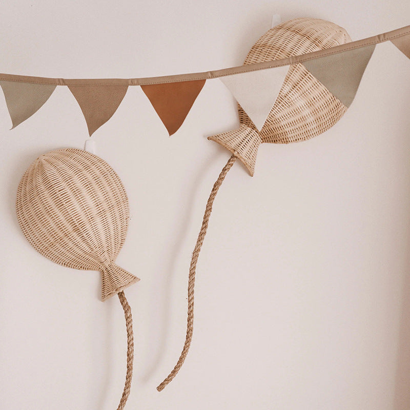 Decorative wall ornament in the form of a hot air balloon