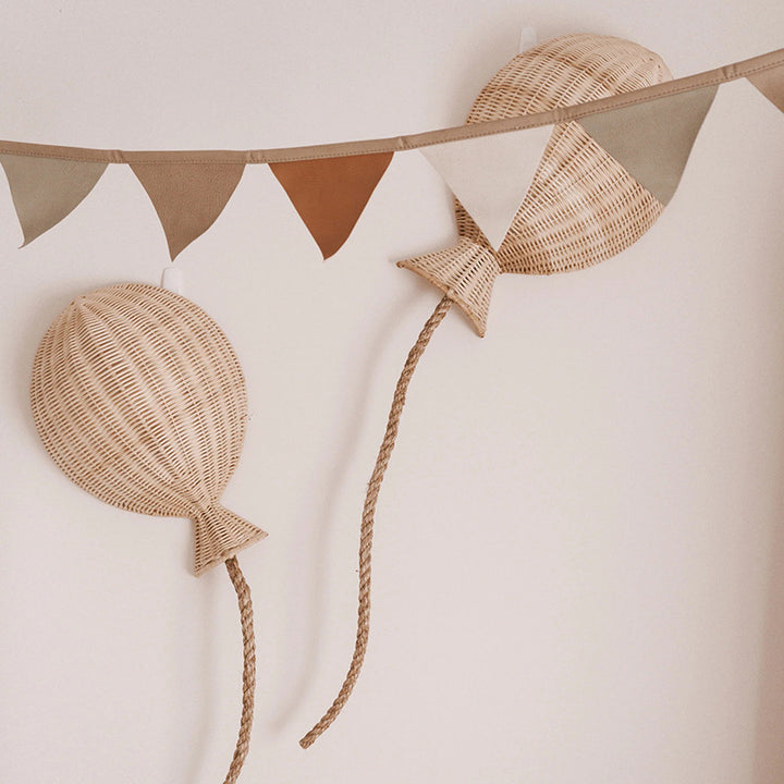 Decorative wall ornament in the form of a hot air balloon