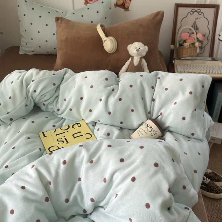 Plush Dot Patterned Blanket Set