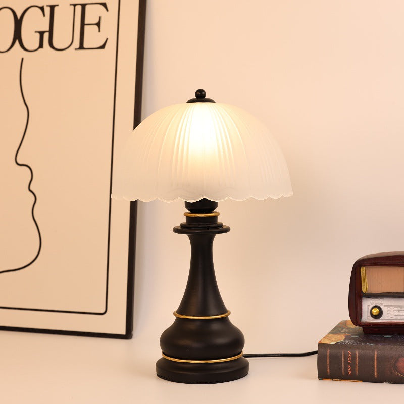 Vintage-inspired glass shade table lamp