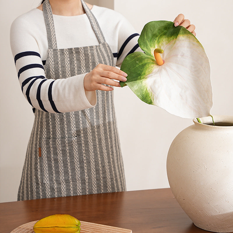 Linen-cotton blend kitchen apron with striped pattern and front pocket