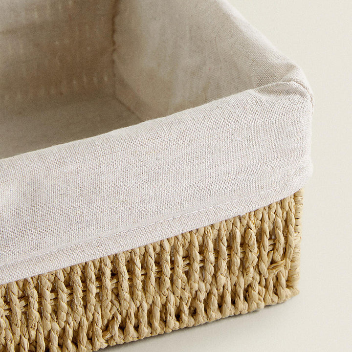 Natural storage basket with removable lining